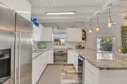 House in Coral Gables, Florida 1 bedroom, 71.35 sq.m. № 1944475 - photo 9