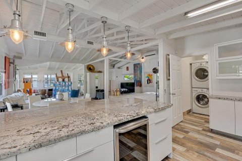 House in Coral Gables, Florida 1 bedroom, 71.35 sq.m. № 1944475 - photo 17