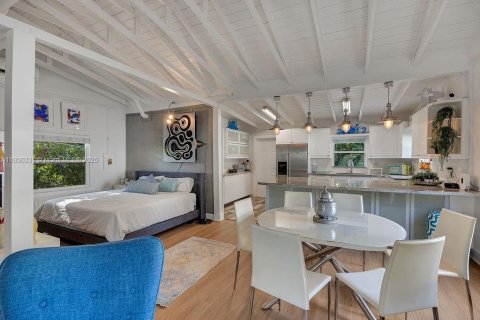 House in Coral Gables, Florida 1 bedroom, 71.35 sq.m. № 1944475 - photo 19