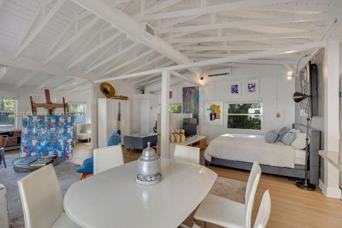 House in Coral Gables, Florida 1 bedroom, 71.35 sq.m. № 1944475 - photo 20