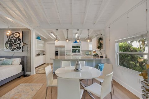 House in Coral Gables, Florida 1 bedroom, 71.35 sq.m. № 1944475 - photo 3