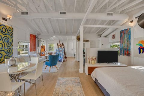 House in Coral Gables, Florida 1 bedroom, 71.35 sq.m. № 1944475 - photo 2