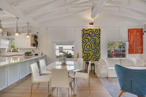 House in Coral Gables, Florida 1 bedroom, 71.35 sq.m. № 1944475 - photo 15