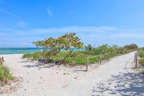 Condo in Surfside, Florida, 2 bedrooms № 2073756 - photo 30