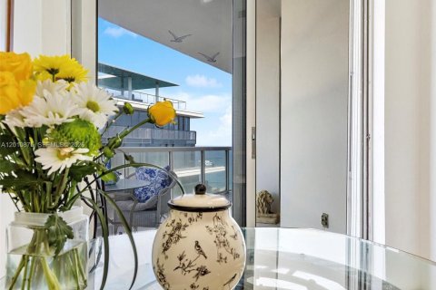 Condo in Surfside, Florida, 2 bedrooms № 2073756 - photo 13