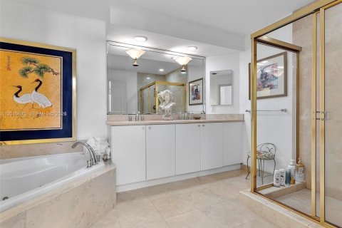 Condo in Surfside, Florida, 2 bedrooms № 2073756 - photo 15