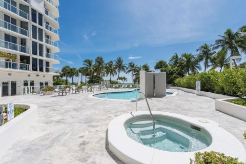 Condo in Surfside, Florida, 2 bedrooms № 2073756 - photo 23