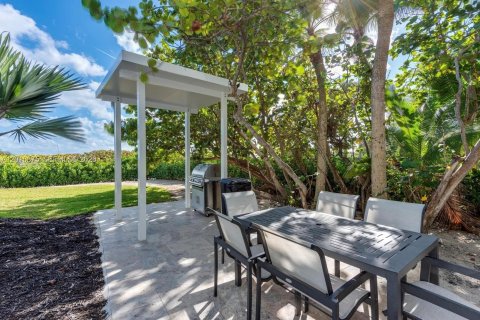 Condo in Surfside, Florida, 2 bedrooms № 2073756 - photo 25