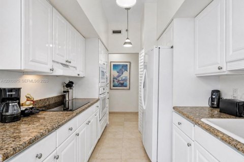 Condo in Surfside, Florida, 2 bedrooms № 2073756 - photo 5