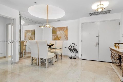 Condo in Surfside, Florida, 2 bedrooms № 2073756 - photo 3
