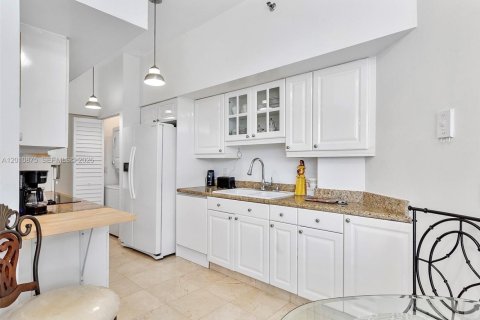Condo in Surfside, Florida, 2 bedrooms № 2073756 - photo 6