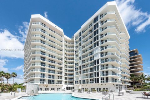 Condo in Surfside, Florida, 2 bedrooms № 2073756 - photo 28