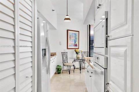 Condo in Surfside, Florida, 2 bedrooms № 2073756 - photo 7