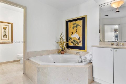 Condo in Surfside, Florida, 2 bedrooms № 2073756 - photo 16