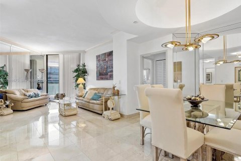 Condo in Surfside, Florida, 2 bedrooms № 2073756 - photo 4