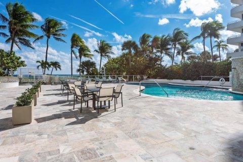 Condo in Surfside, Florida, 2 bedrooms № 2073756 - photo 24