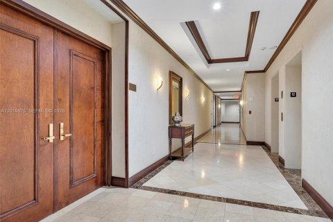 Condo in Surfside, Florida, 2 bedrooms № 2073756 - photo 18