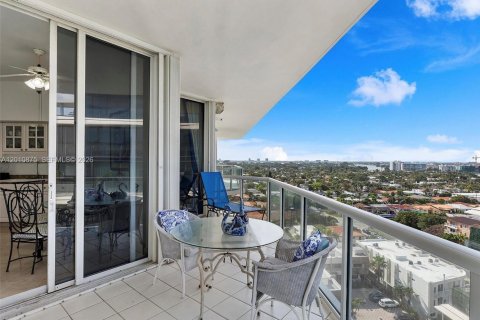 Condo in Surfside, Florida, 2 bedrooms № 2073756 - photo 12