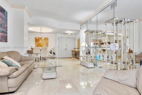 Condo in Surfside, Florida, 2 bedrooms № 2073756 - photo 2