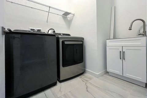Casa en alquiler en Jensen Beach, Florida, 3 dormitorios, 151.99 m2 № 2077441 - foto 25