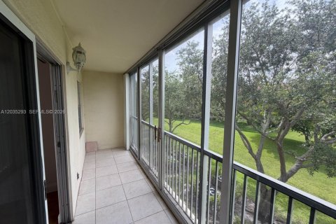 Copropriété à louer à Pembroke Pines, Floride: 2 chambres, 96.99 m2 № 2084222 - photo 1