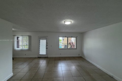 Copropriété à louer à Pembroke Pines, Floride: 2 chambres, 96.99 m2 № 2084222 - photo 2