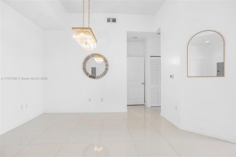 Condo in North Bay Village, Florida, 2 bedrooms  № 1728189 - photo 8