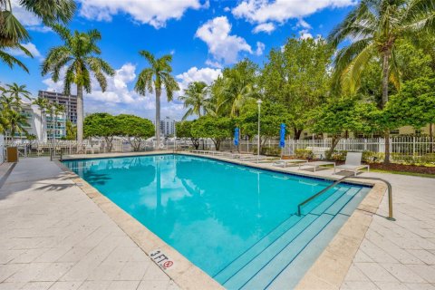 Condo in North Bay Village, Florida, 2 bedrooms  № 1728189 - photo 24