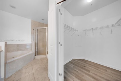 Condo in North Bay Village, Florida, 2 bedrooms  № 1728189 - photo 19