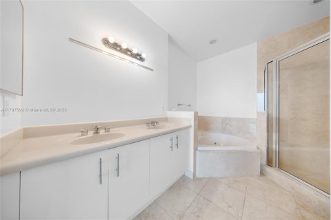 Condo in North Bay Village, Florida, 2 bedrooms  № 1728189 - photo 15