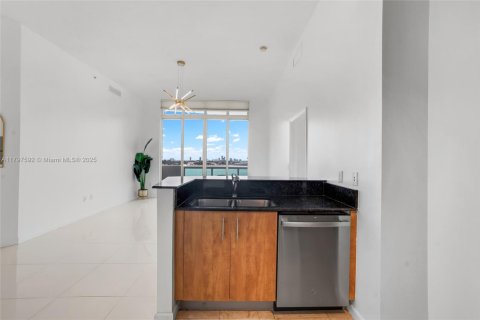 Condo in North Bay Village, Florida, 2 bedrooms  № 1728189 - photo 10