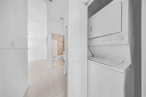 Condo in North Bay Village, Florida, 2 bedrooms  № 1728189 - photo 18
