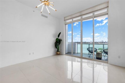 Condo in North Bay Village, Florida, 2 bedrooms  № 1728189 - photo 7