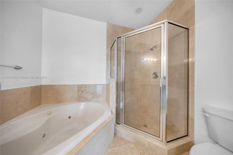 Condo in North Bay Village, Florida, 2 bedrooms  № 1728189 - photo 14