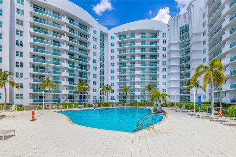 Condo in North Bay Village, Florida, 2 bedrooms  № 1728189 - photo 23