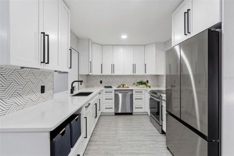 House in Saint Petersburg, Florida 4 bedrooms, 234.11 sq.m. № 2147529 - photo 12