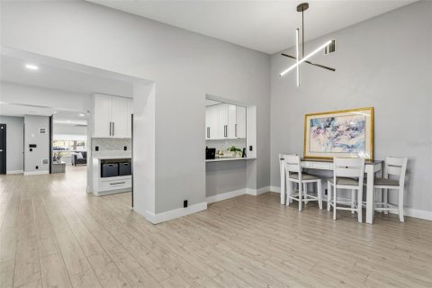 House in Saint Petersburg, Florida 4 bedrooms, 234.11 sq.m. № 2147529 - photo 15