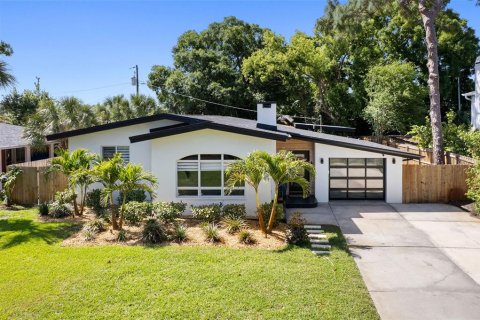 House in Saint Petersburg, Florida 4 bedrooms, 234.11 sq.m. № 2147529