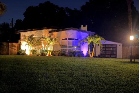 House in Saint Petersburg, Florida 4 bedrooms, 234.11 sq.m. № 2147529 - photo 2
