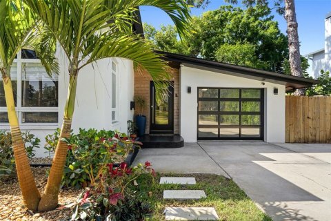 House in Saint Petersburg, Florida 4 bedrooms, 234.11 sq.m. № 2147529 - photo 3