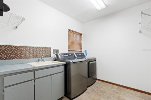 House in New Port Richey, Florida 4 bedrooms, 305.46 sq.m. № 1874027 - photo 16