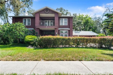 House in New Port Richey, Florida 4 bedrooms, 305.46 sq.m. № 1874027 - photo 1