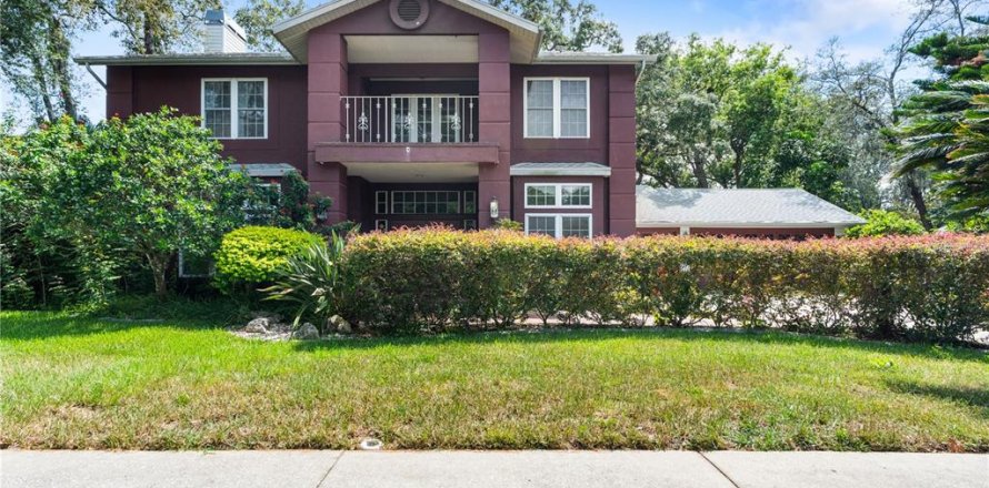House in New Port Richey, Florida 4 bedrooms, 305.46 sq.m. № 1874027