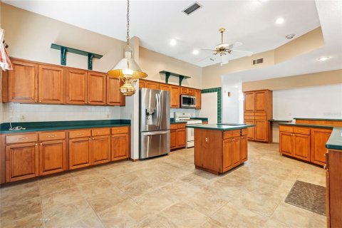 House in New Port Richey, Florida 4 bedrooms, 305.46 sq.m. № 1874027 - photo 10