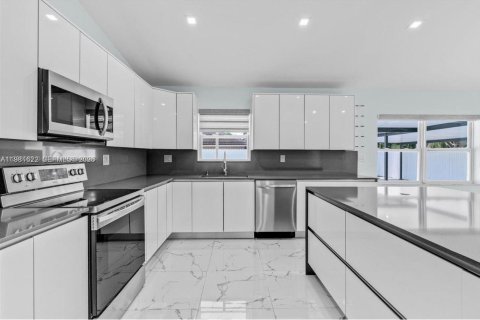 Купить виллу или дом в Майами, Флорида 4 спальни, 162.86м2, № 2043597 - фото 13