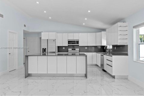 Купить виллу или дом в Майами, Флорида 4 спальни, 162.86м2, № 2043597 - фото 9