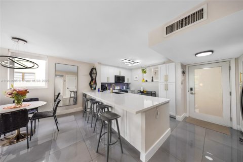 Copropriété à louer à Miami Beach, Floride: 2 chambres, 98.94 m2 № 1964943 - photo 9