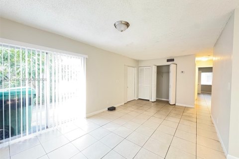 Condo in Lauderhill, Florida, 2 bedrooms  № 2000322 - photo 2