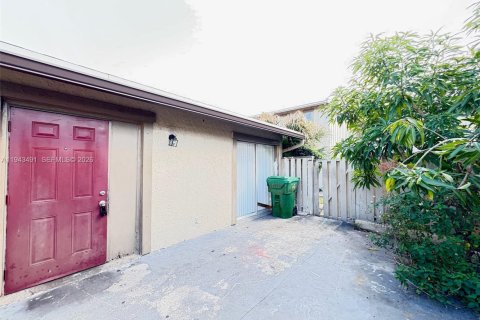 Condo in Lauderhill, Florida, 2 bedrooms  № 2000322 - photo 11