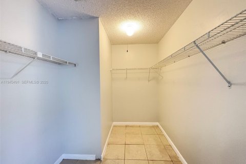 Condo in Lauderhill, Florida, 2 bedrooms  № 2000322 - photo 9